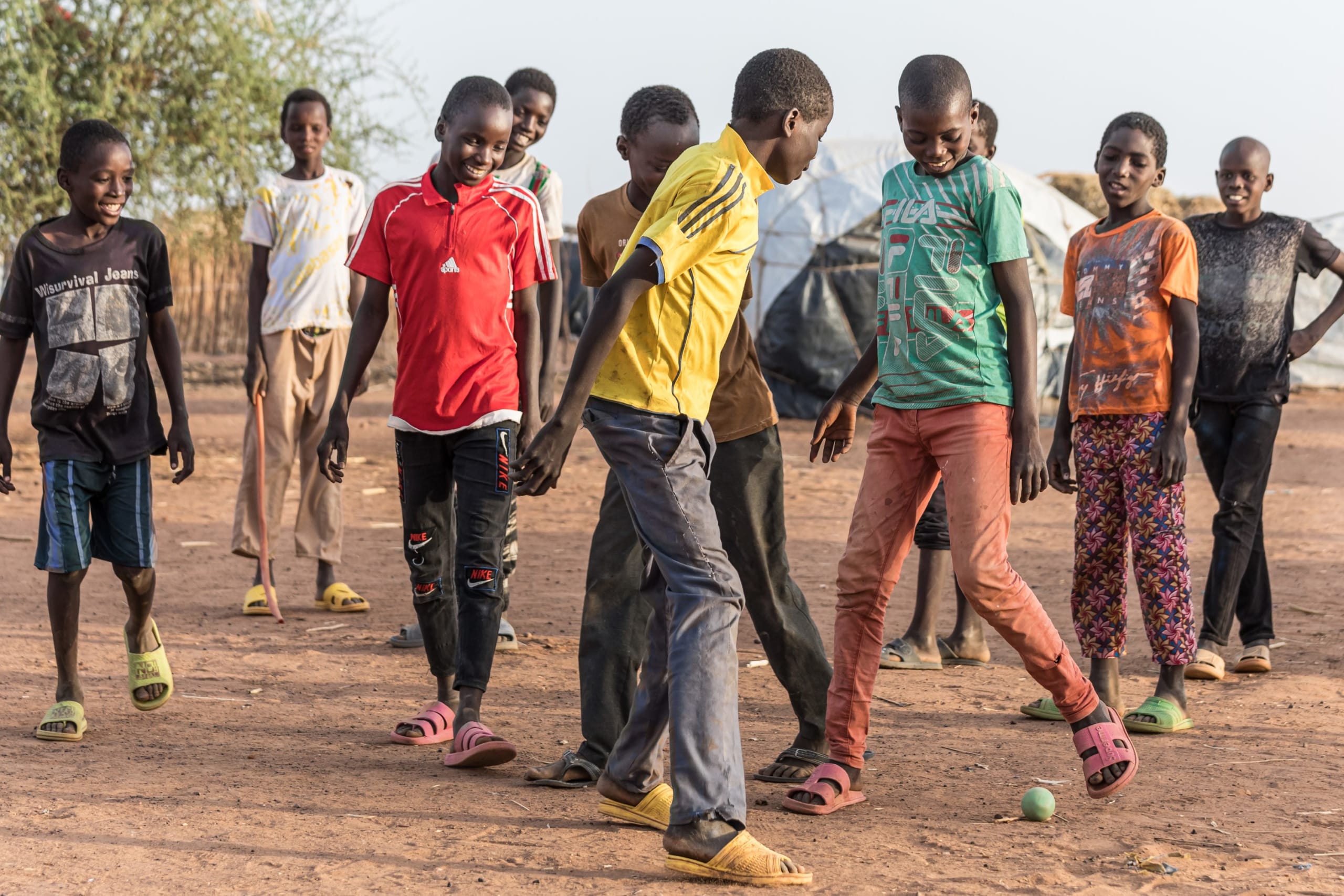 Drenge spiller fodbold, Niger