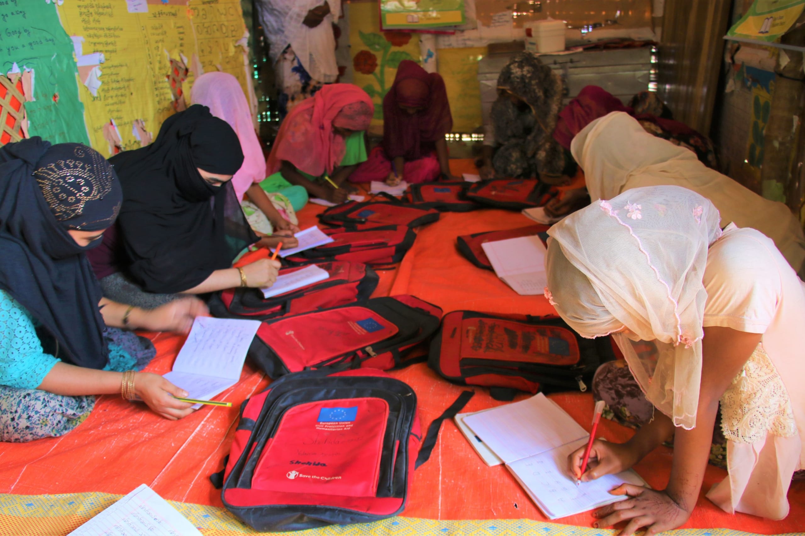 Piger i Red Barnets læringscenter for piger i Coxs Bazar