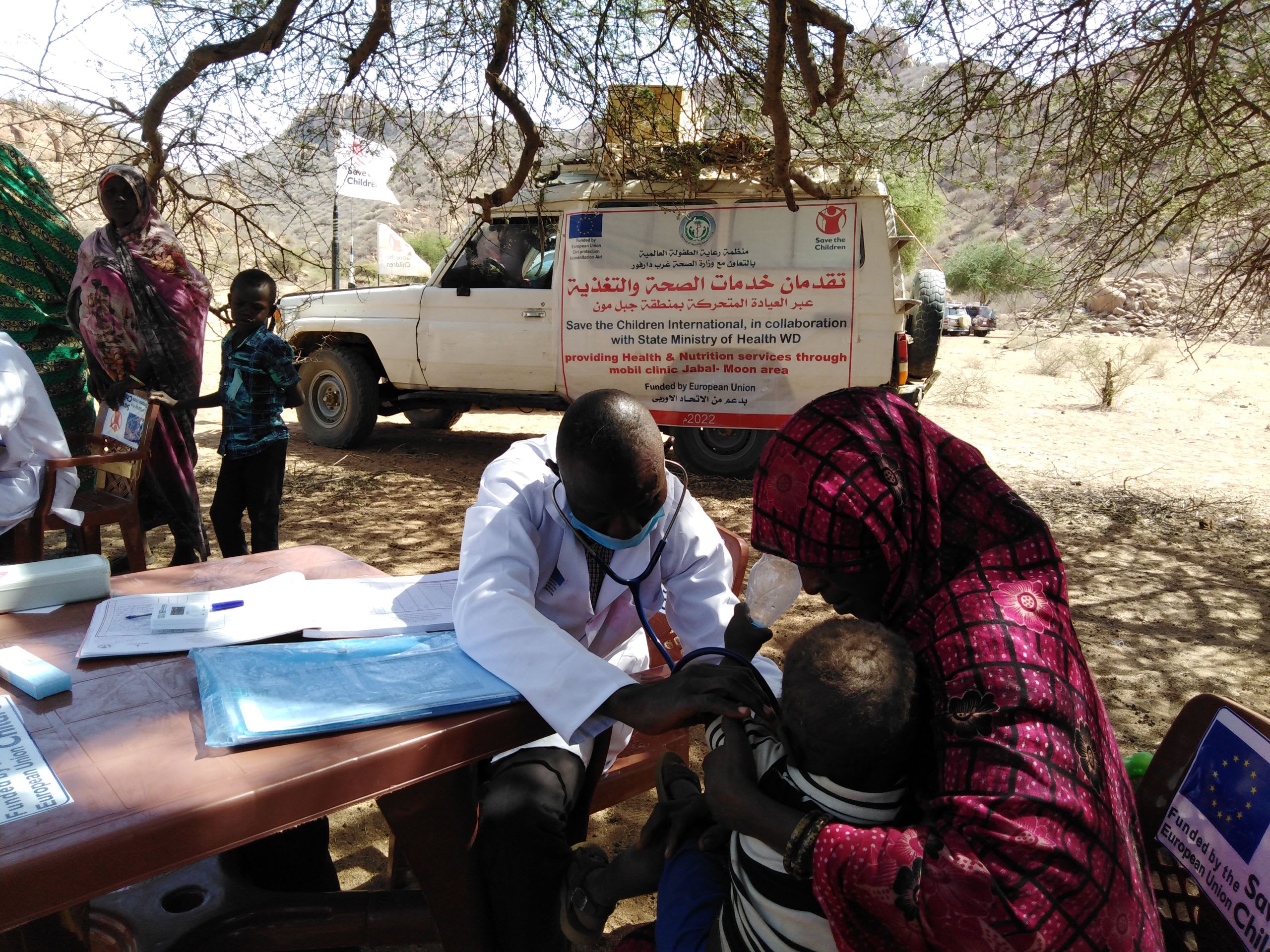 Lille Mohammed, 3, bliver vaccineret ved den mobile sundhedsklinik.