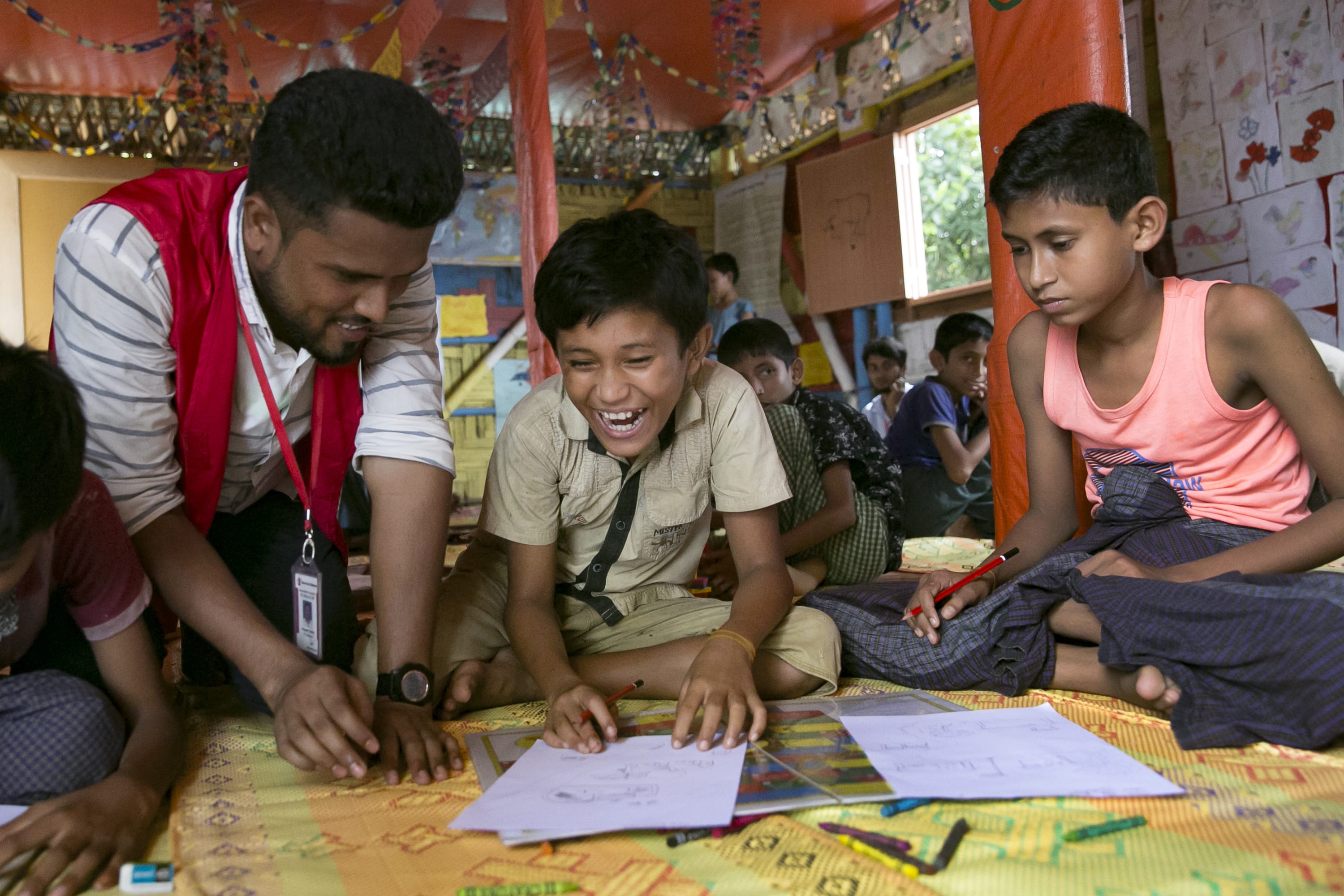 Drenge i børnevenligt område i flygtningelejr i Bangladesh