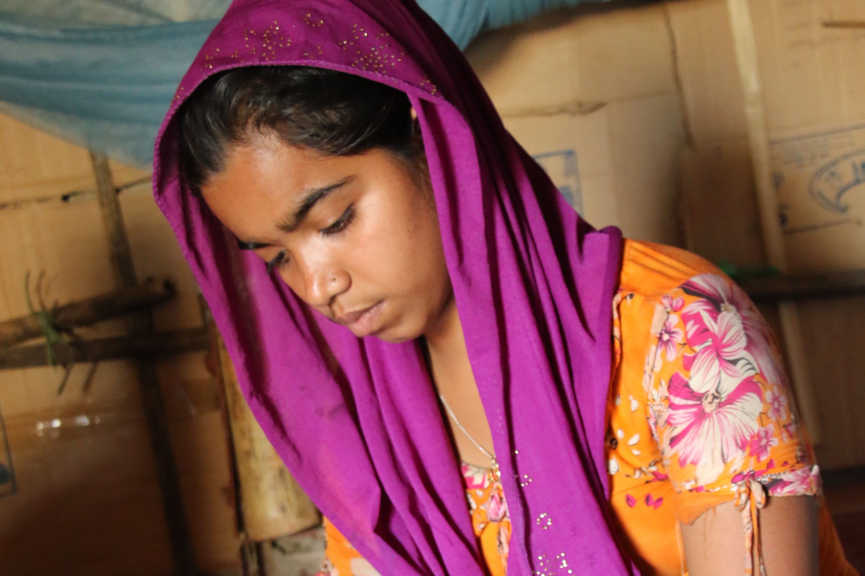 Pige laver lektier i Cox's Bazar