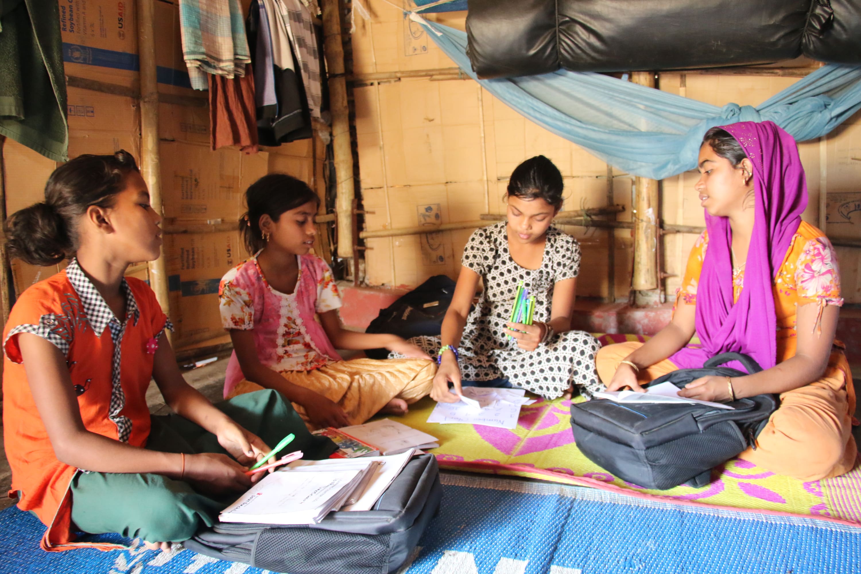 Piger i Red Barnets uddannelsesgruppe for piger i Cox's Bazar