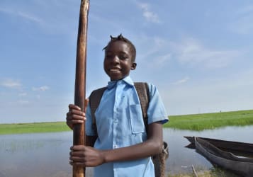 Sitali på 12 sejler i skole i kano i Zambia