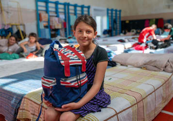 Barn på 10 med rygsæk i midlertid bolig i Chernivtsi