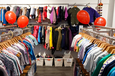 Brugt børnestøj fra en Red Barnet genbrugsbutik