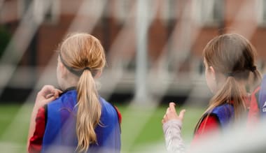 To piger spiller fodbold