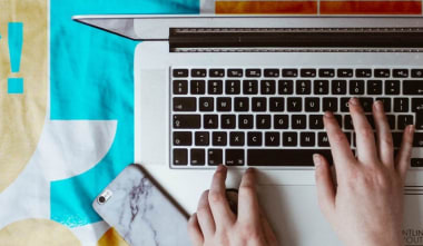 Billede af barn, der skriver på computer