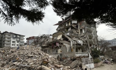 En boligblok henlagt i ruiner efter en katastrofe