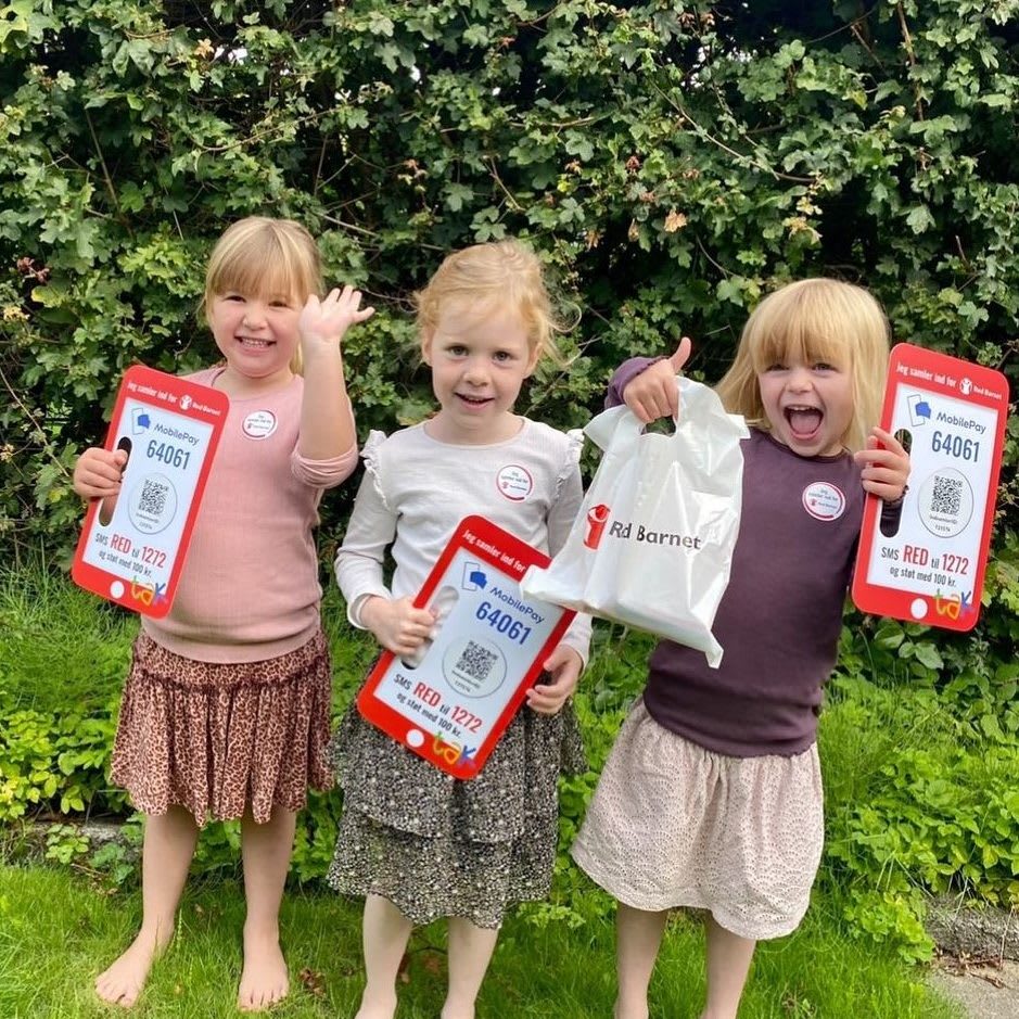 Glade indsamlere viser deres indsamlingsskilt frem