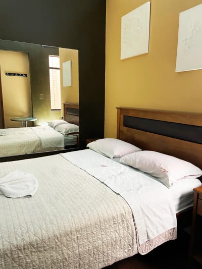 Habitación moderna con decoración clara