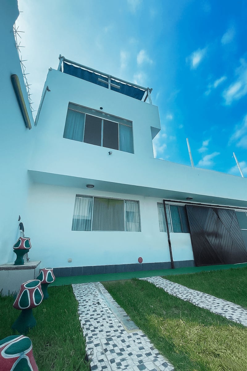 Fachada de la casa desde el jardín