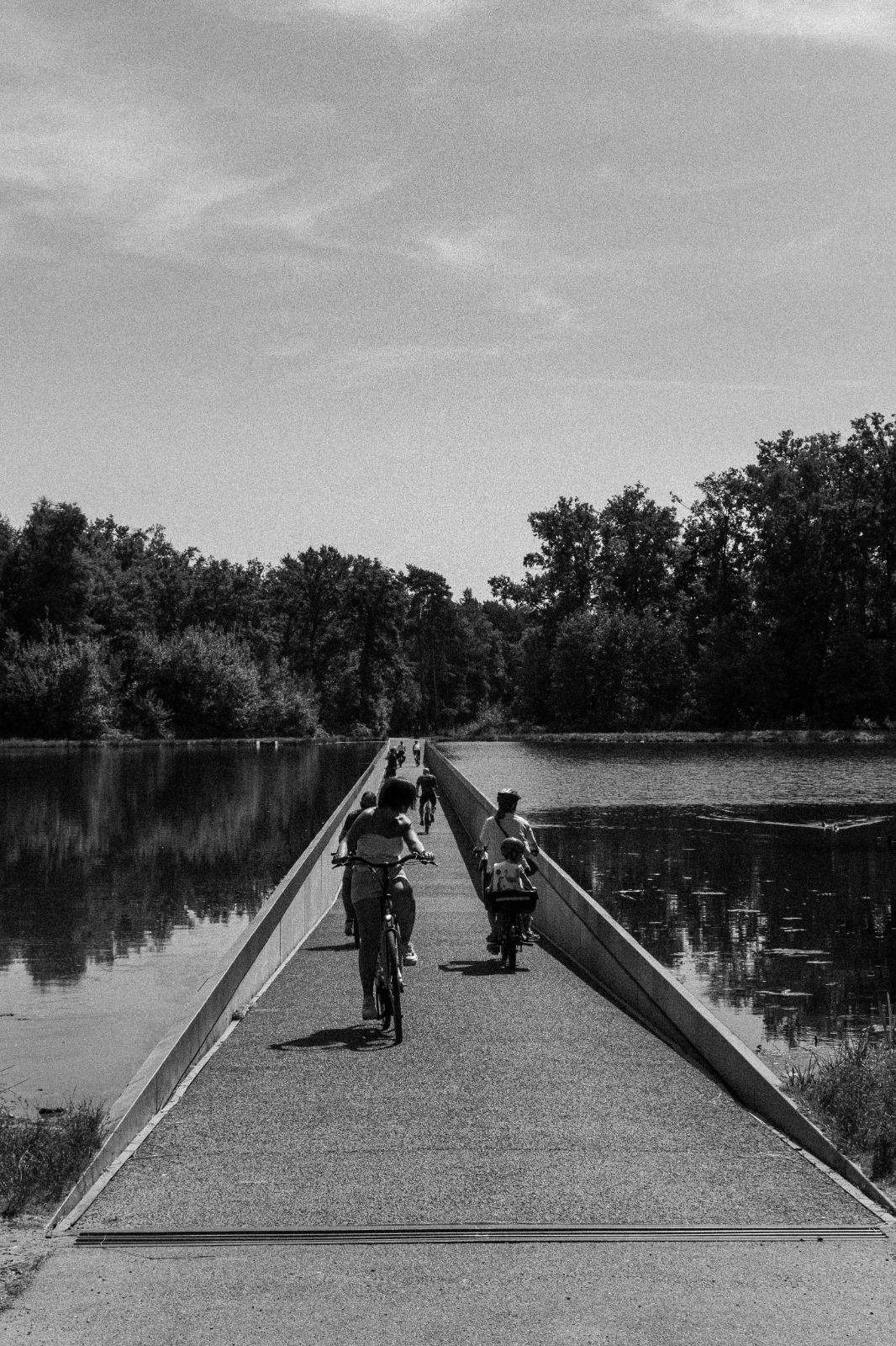 brug door water — street photography by Ferdia Kavanagh