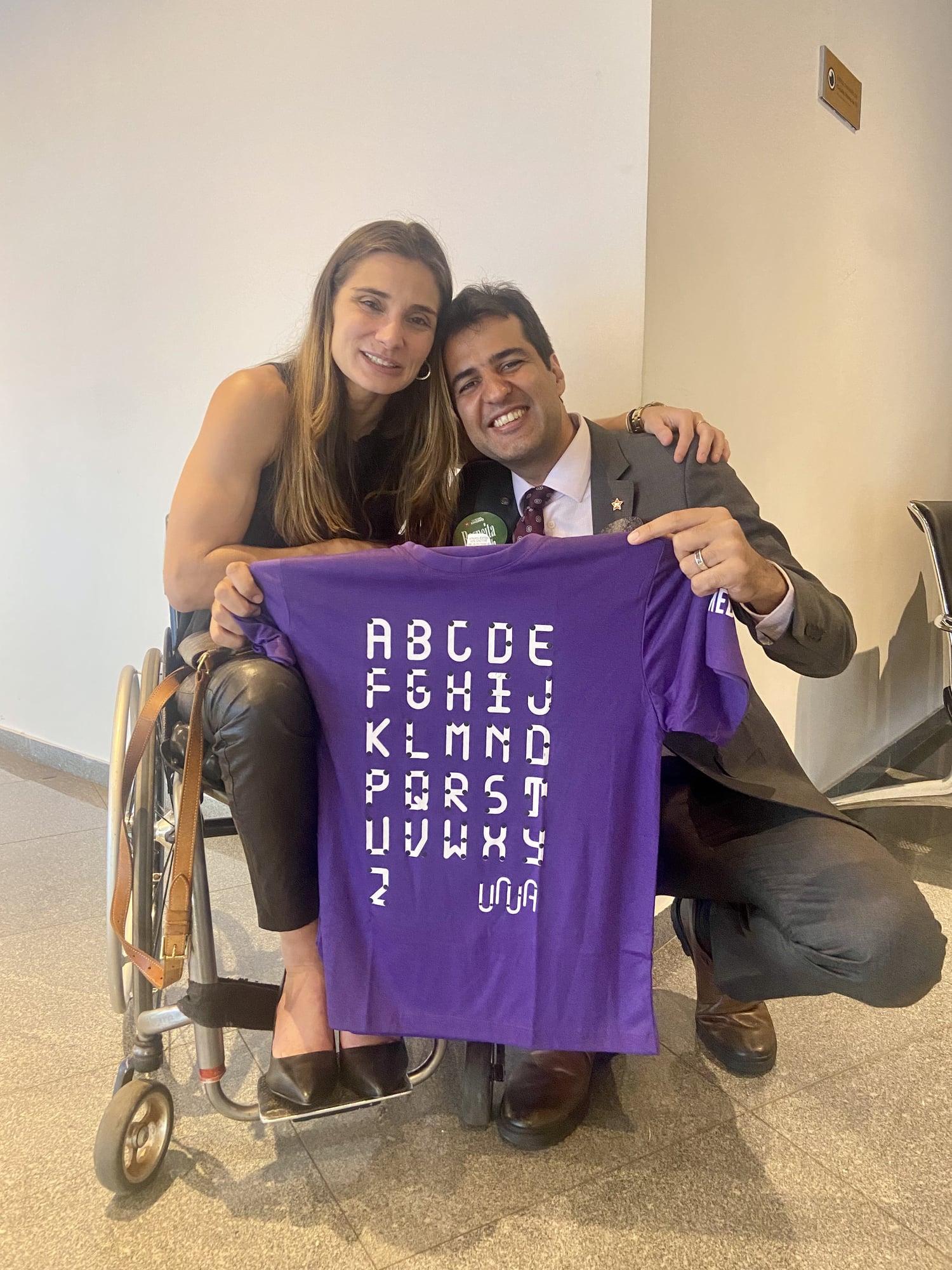 Andréa Pontes segurando a camisa da UNA