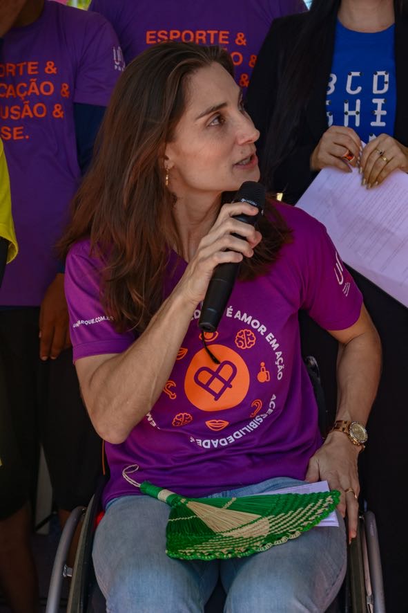 Andréa Pontes palestrando