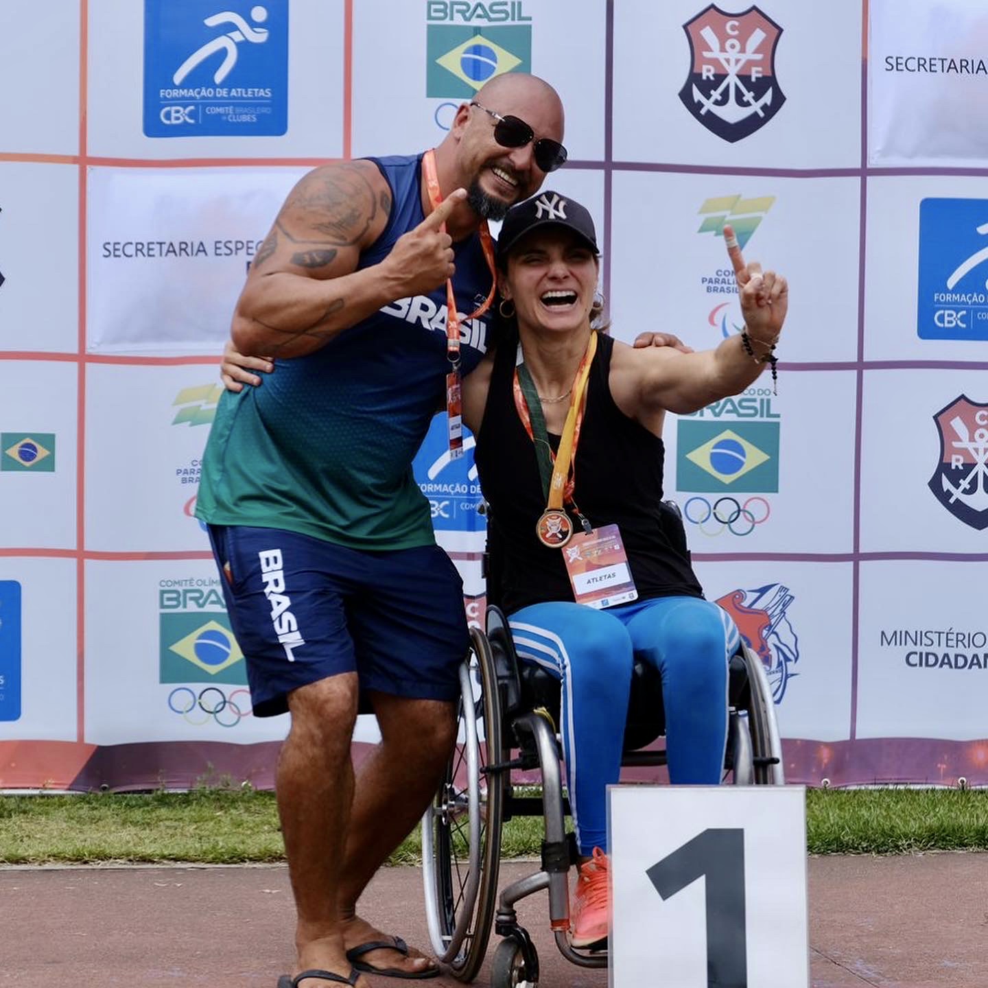 Andréa Pontes com medalha