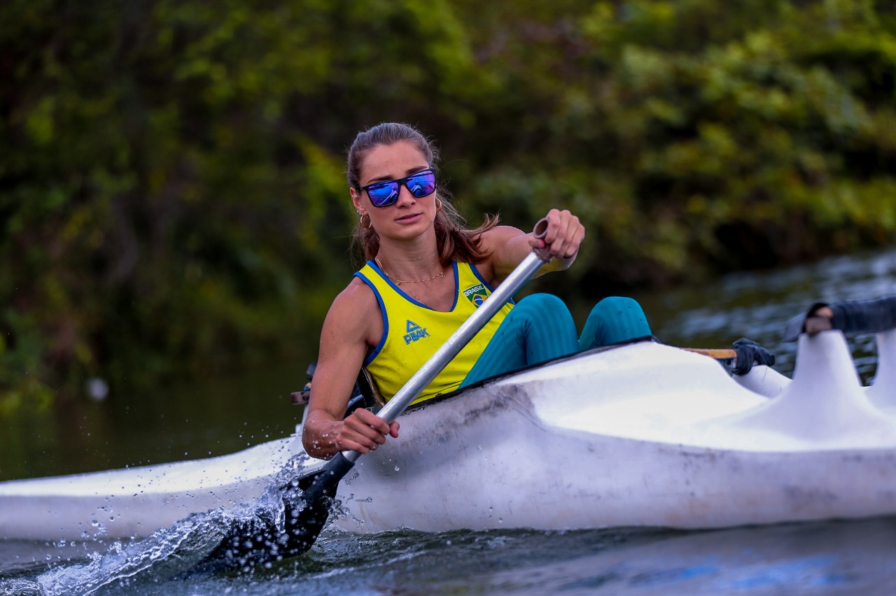 Andréa Pontes treinando paracanoagem em caiaque no Lago Paranoá