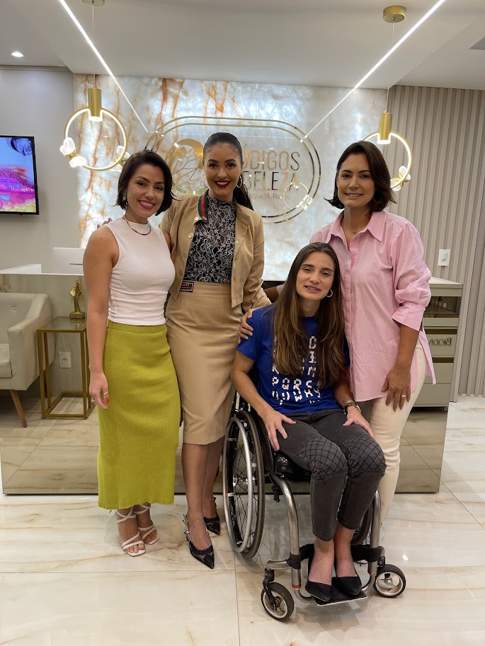 Andréa Pontes ao lado de Michelle Bolsonaro em encontro institucional