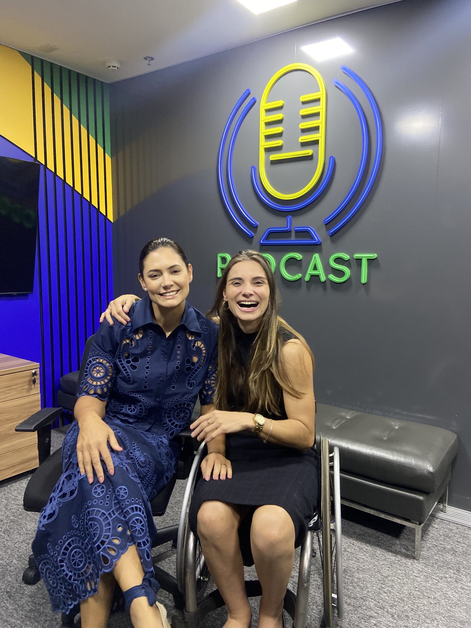 Andréa Pontes participando de podcast com Michelle Bolsonaro