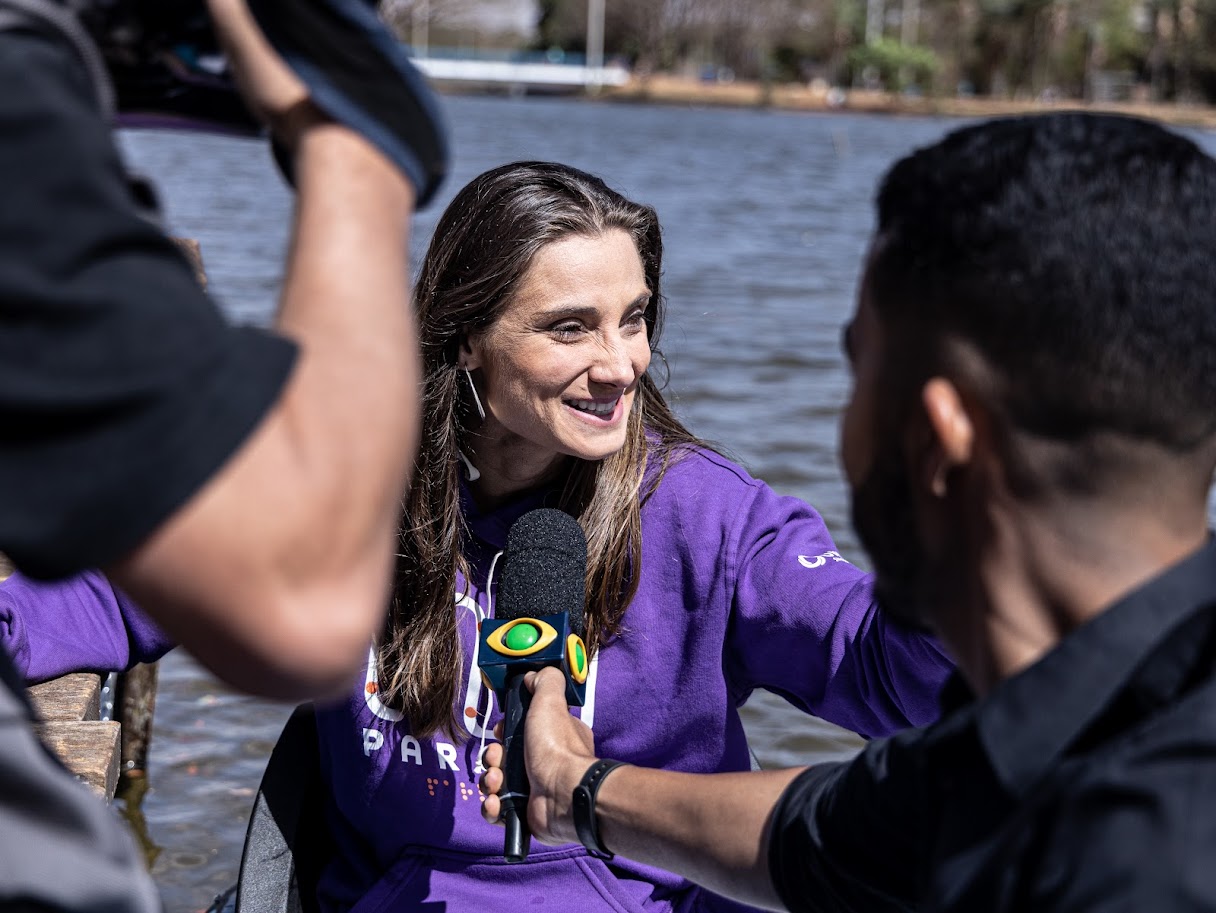 Andréa Pontes sendo entrevistada pela emissora Band