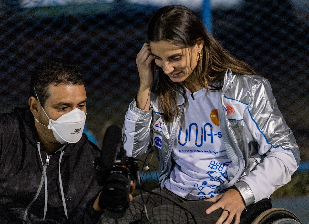 Andréa Pontes concedendo entrevista para a imprensa