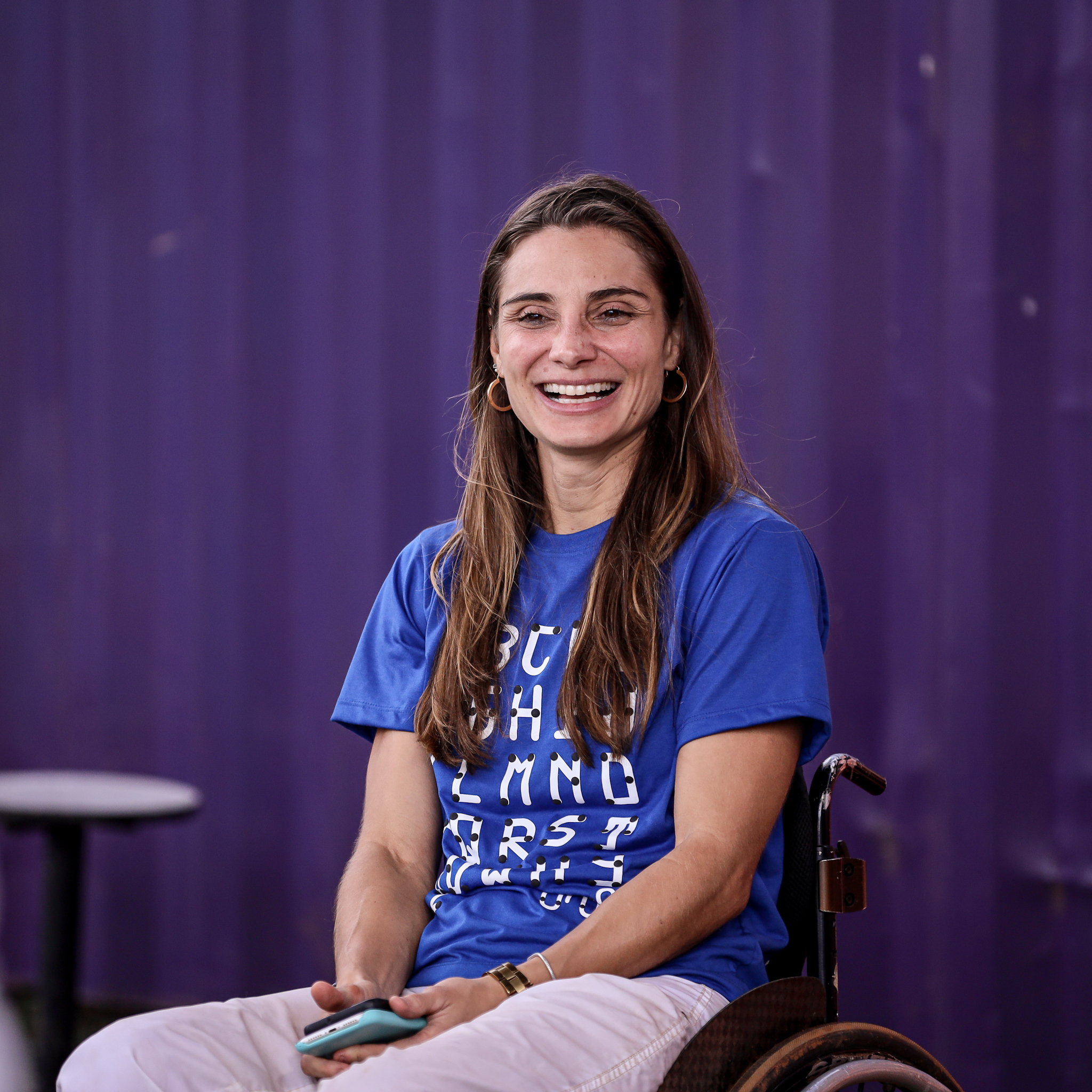 Andréa Pontes sorrindo em retrato