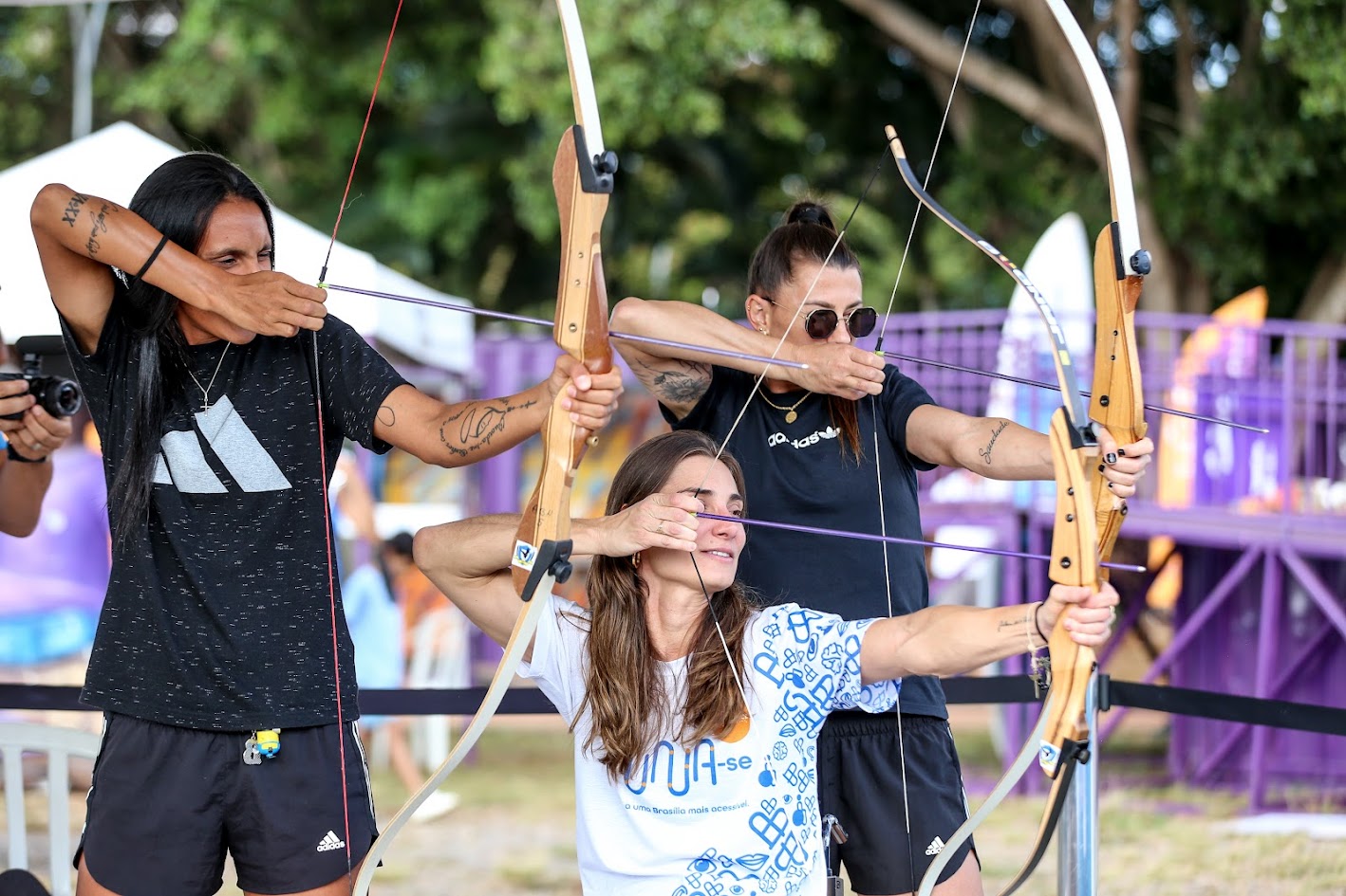 Atleta praticando tiro com arco adaptado no UNA Parque em Brasília