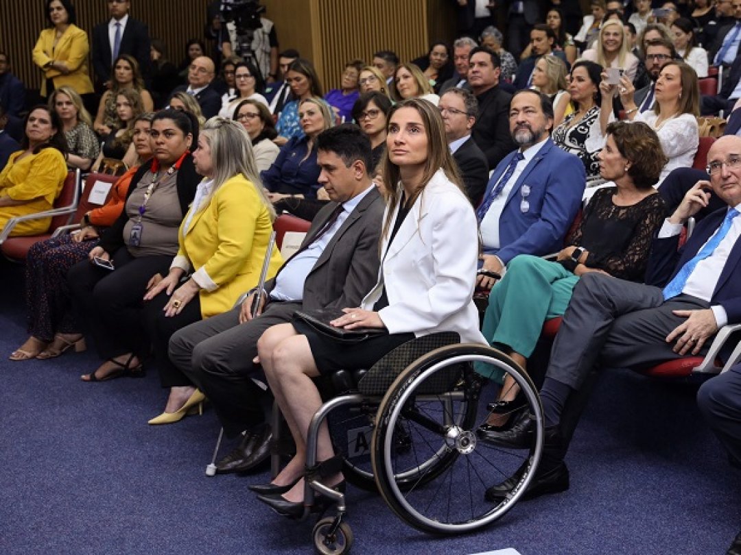 Andréa Pontes recebendo o Prêmio Direitos Humanos Ordem do Mérito Princesa Isabel