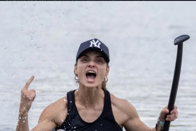 Andréa Pontes celebrando vitória em competição esportiva