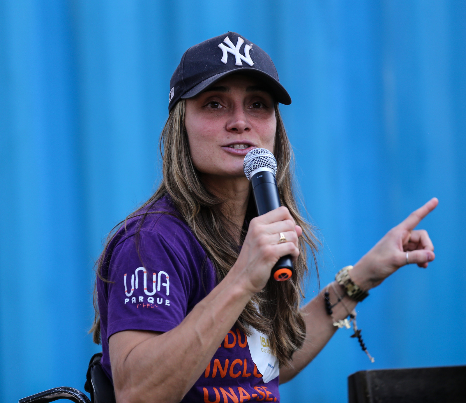 Andréa Pontes discursando em evento da UNA