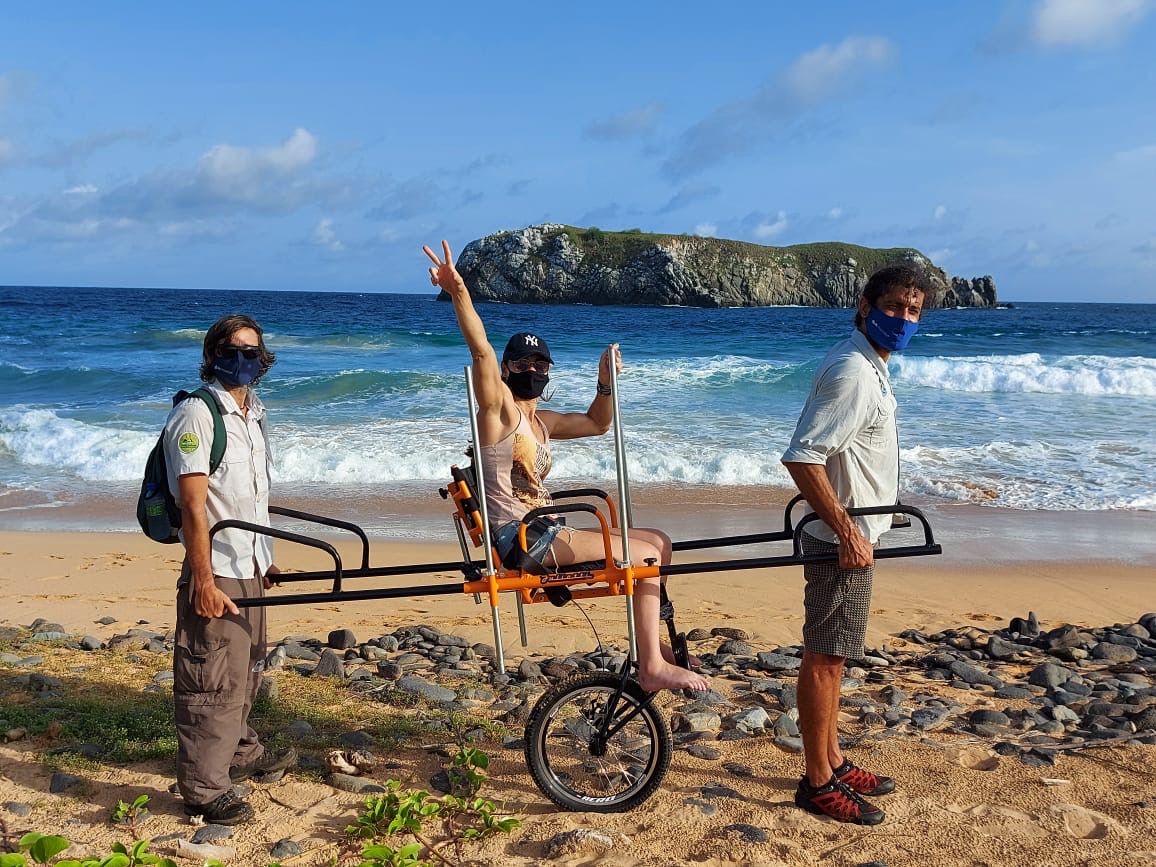 Cadeira de rodas anfíbia na praia, usada para o banho de mar acessível