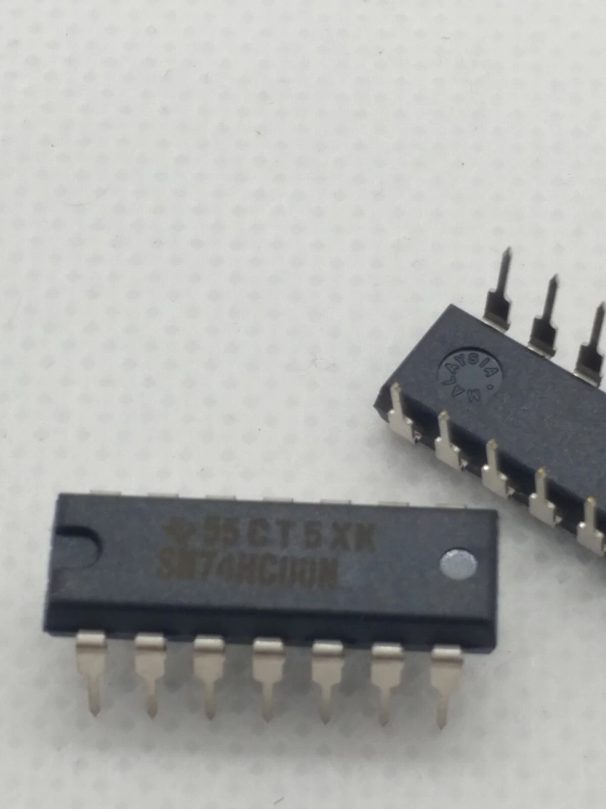 74HC00 IC