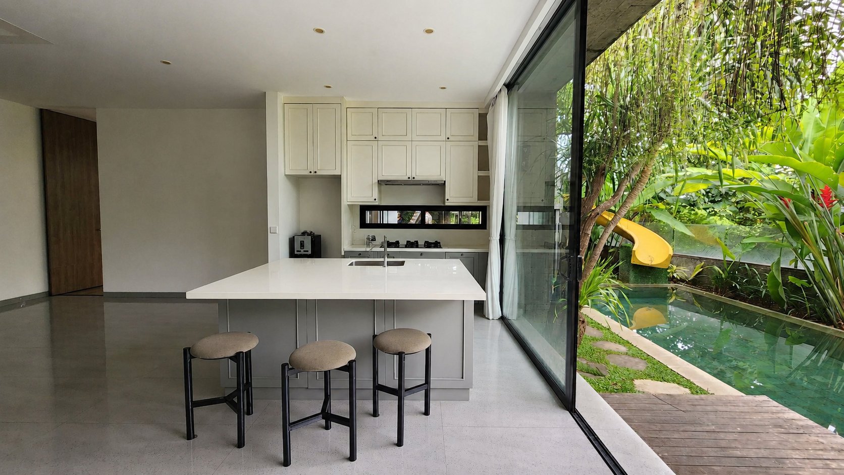 Spacious Luxury 4 Bedroom Freehold Villa in Sanur  - 4