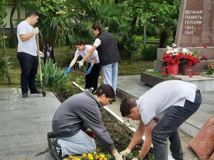 Станислав Болдырев принял участие в благоустройстве комплекса Памятных знаков на территории Дома культуры поселка Дагомыс