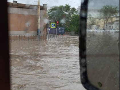 В Новороссийске залило дороги и дворы. Первый летний ливень не порадовал