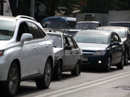 Восточный обход Краснодара встал в пробках, жители близлежащих улиц не могут выбраться из заторов