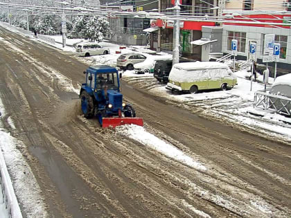 Весь день городские службы устраняли последствия снегопада на улицах Краснодара