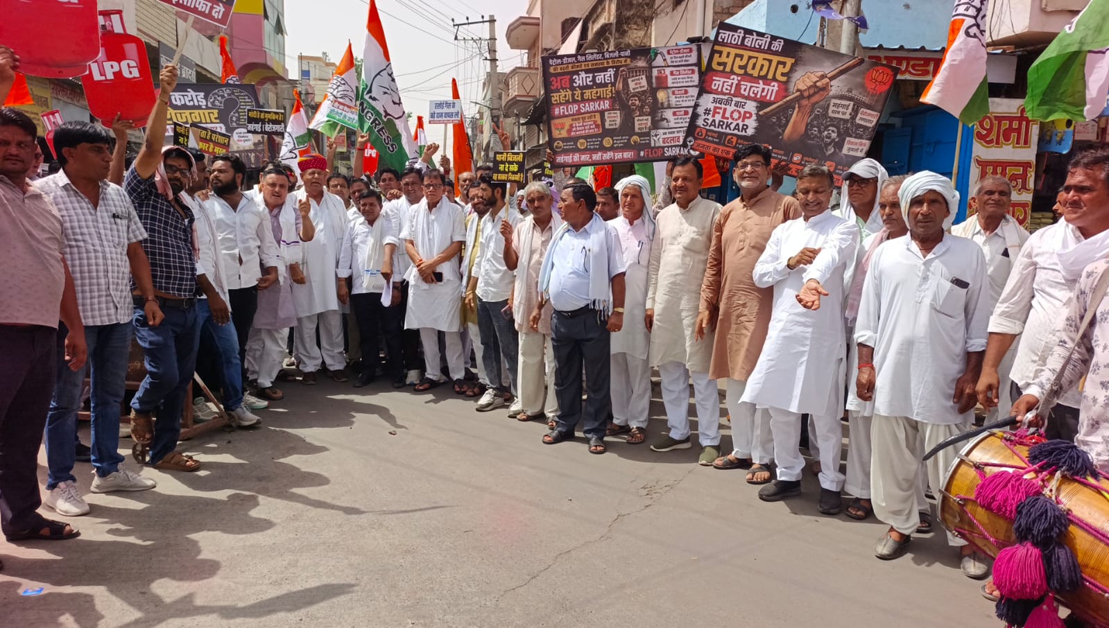 केंद्र की भाजपा सरकार के विरुद्ध कांग्रेस जनों ने किया विरोध प्रदर्शन - सौंपा ज्ञापन 