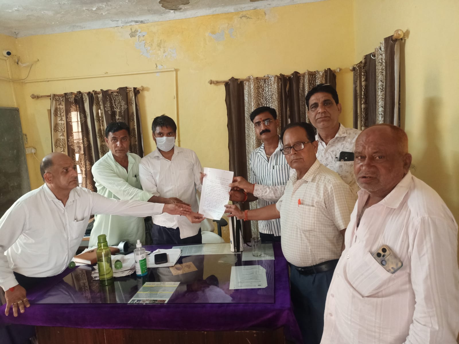 वार्डों में कम वोल्टेज की समस्या के निदान की मांग