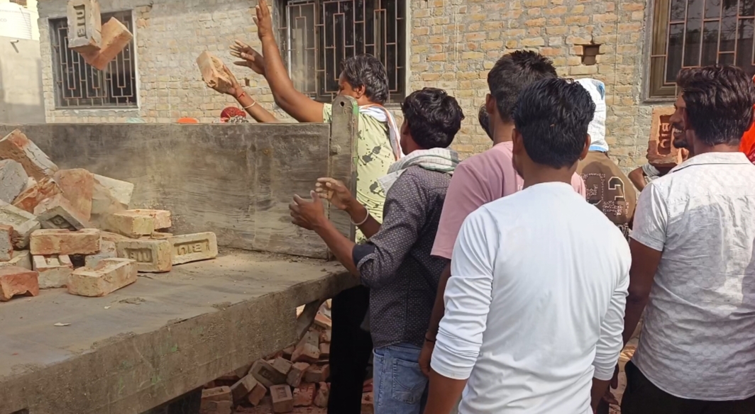 एक पख़वाड़े मे पालिका द्वारा  दूसरी बार निर्माण सामग्री जब्त की कार्यवाही पर मचा बवाल | ( पीड़ित पक्ष ने पालिका ई.ओ पर लगाये गंभीर आरोप) (पालिका ई.ओ ने कहा की नियमानुसार हुई है कार्यवाही - आरोपों को सिरे से नकारा)