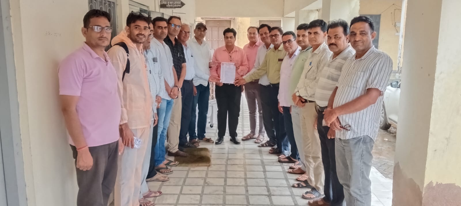 रतनगढ़ - राजस्थान शिक्षक संघ उपशाख के तत्वावधान में शिक्षकों ने किया प्रदर्शन व सौंपा ज्ञापन।