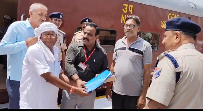 उत्तर पश्चिम रेल्वे जोन के महाप्रबंधक विन्डो निरीक्षण के तहत पहुँचे रतनगढ़   ( विभिन्न समस्याओ के निराकरण बाबत सौपे ज्ञापन)