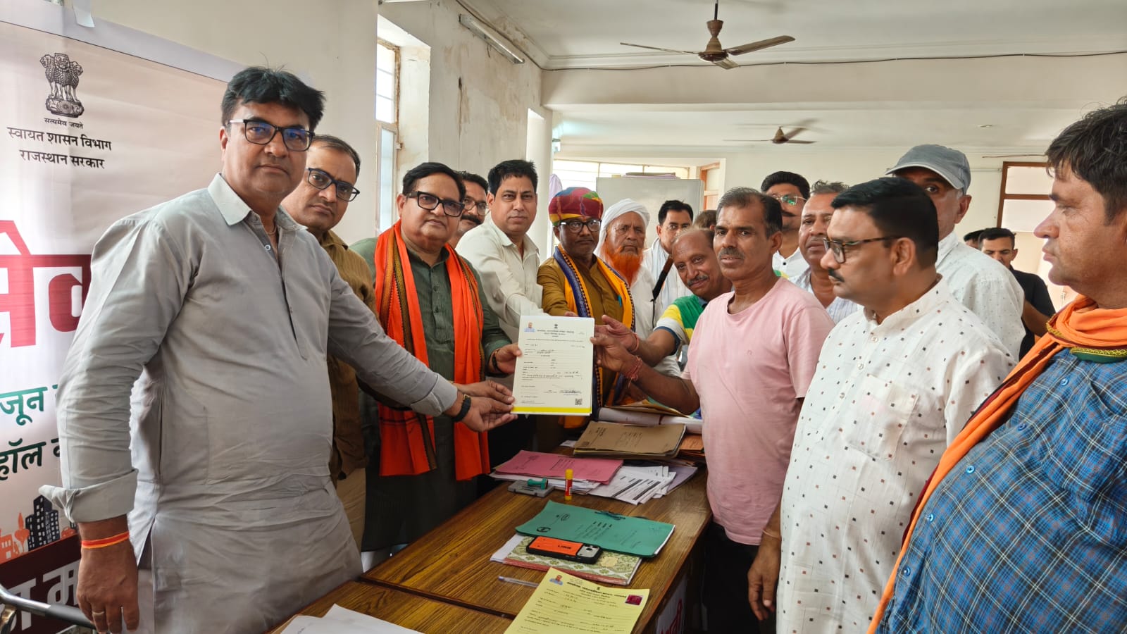 शहरी सेवा शिविर मै पूर्व विधायक महर्षि ने किया अवलोकन, पात्रजनों को वितरित किए पट्टे