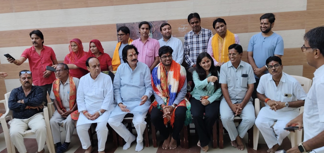 सी. ए. बनने पर पूर्व मंत्री रिणंवा व गणमान्यजनों ने किया सी.ए उत्तम का अभिनंदन 