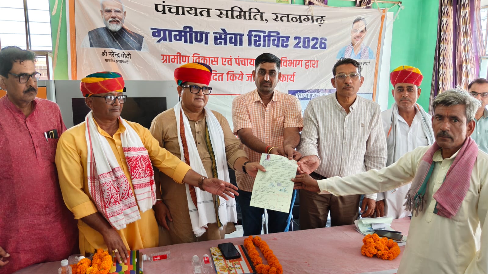 ग्रामीण व शहरी क्षेत्रों मै चल रहे शिविरो मे महर्षि  ने लाभार्थियों को वितरित किए पट्टे व योजनाओं की स्वीकृति 