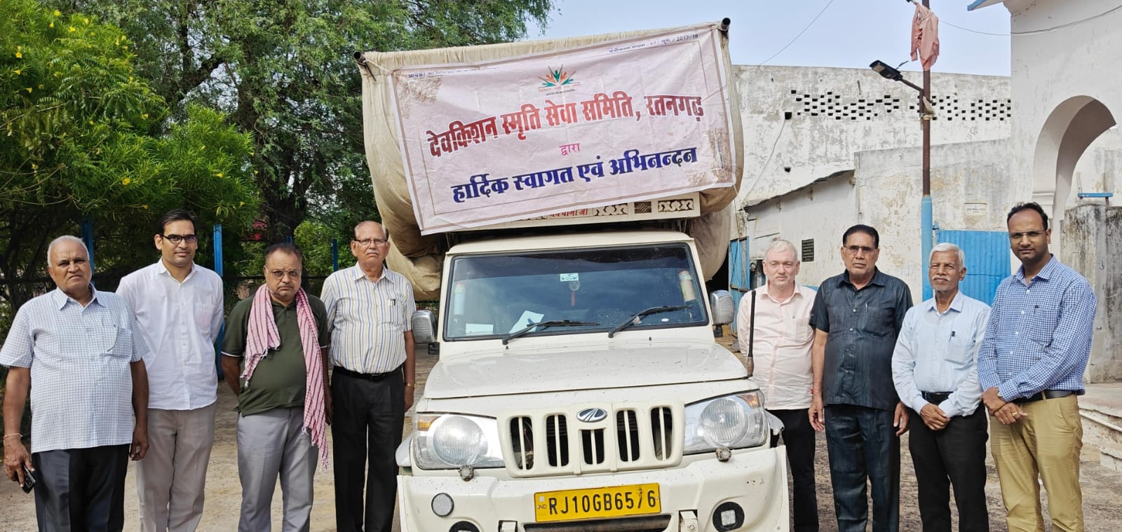 देवकिशन स्मृति सेवा समिति द्वारा गौशाला में दिया हरा चारा 