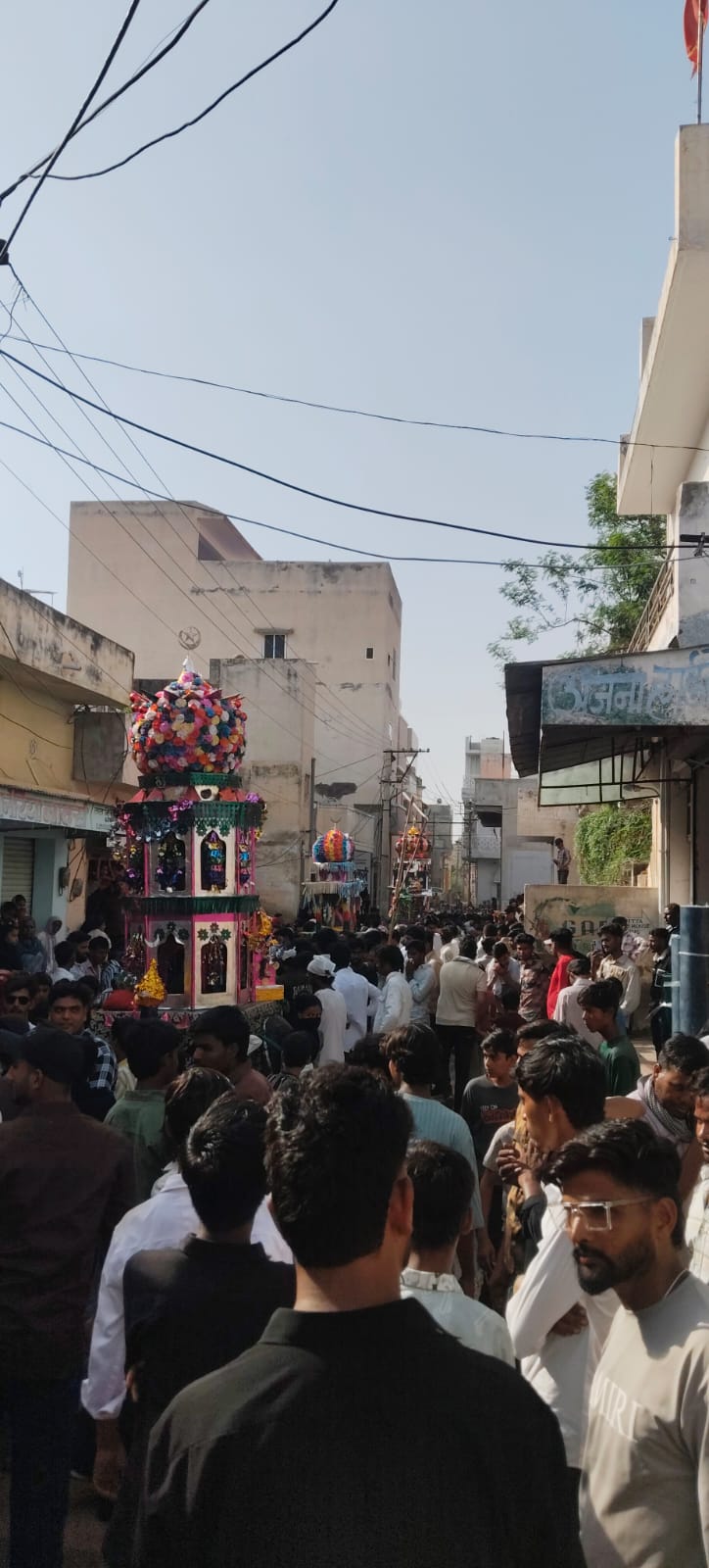 मातमी धुनो के सँग निकला ताजिये का जुलुस - जन प्रतिनिधियों ने भी की शिरकत 