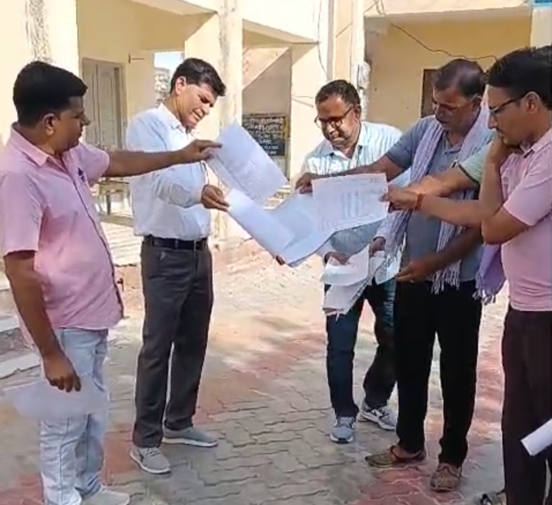 अवकाश कटौती आदेशों की शिक्षकों ने होली जलाकर जताया विरोध 