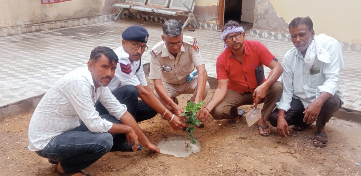  जिला ऑटो चालक संघ व यातायात पुलिस के संयुक्त तत्वावधान में किया वृक्षारोपण