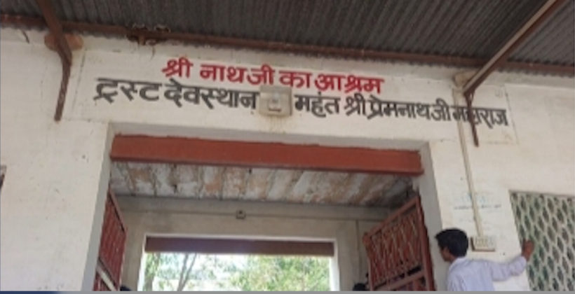 दो संतों के बीच हुए झगड़े के दौरान एक की मौत मामले में समाधि से पुनः निकालवाया शव - बोर्ड से करवाया पोस्ट मार्टम 