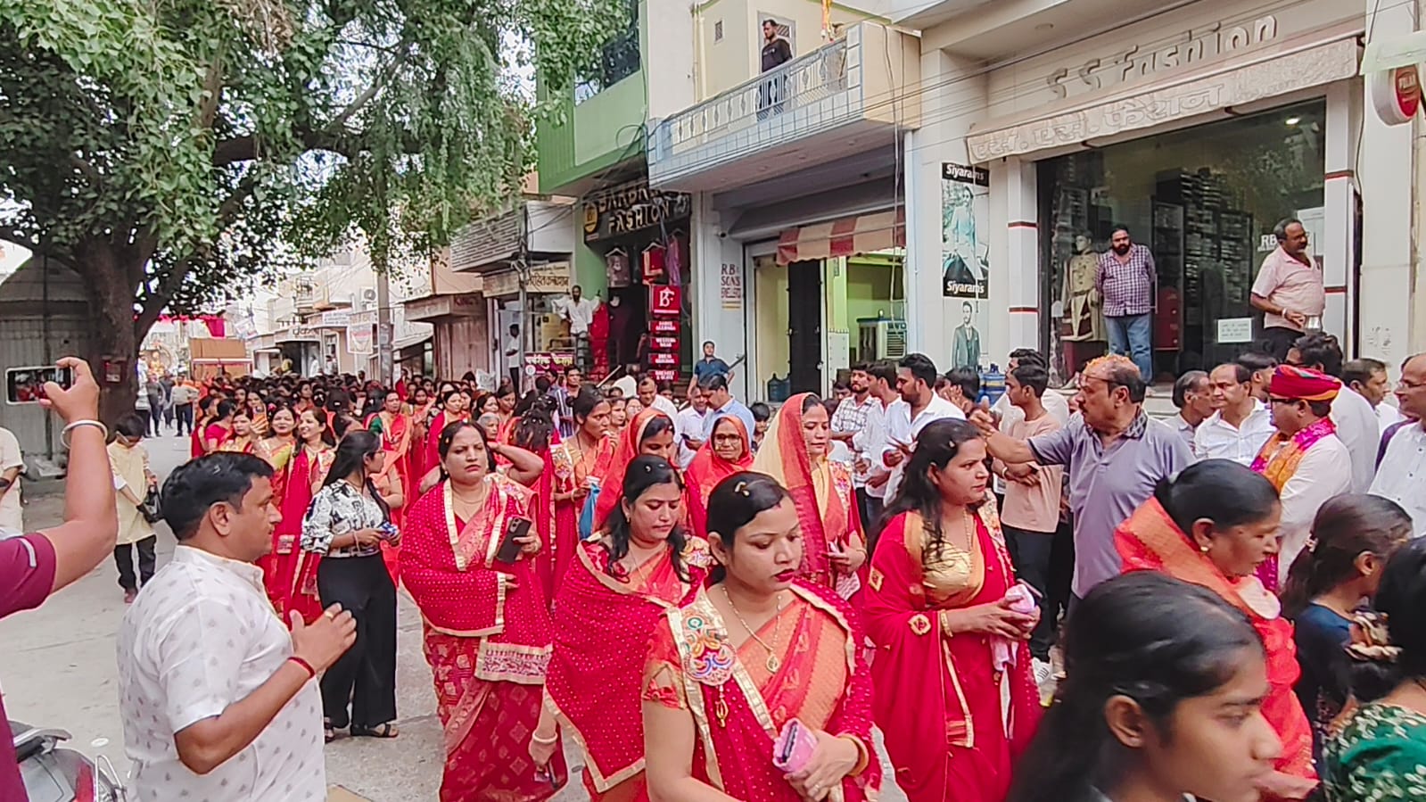 अग्र महोत्सव के तहत निकाली अग्रसेन महाराज की शोभायात्रा